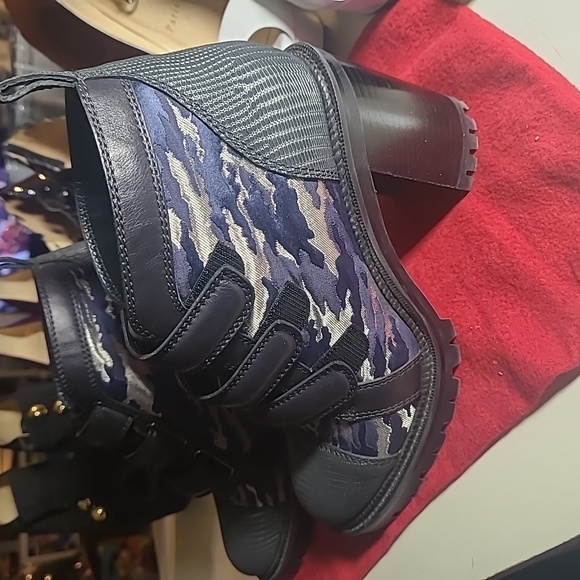 Christian Louboutin - Picture 2 of 8